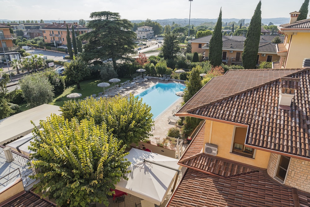 Hotel Gardenia — Swimming pool in Sirmione, Lombardy