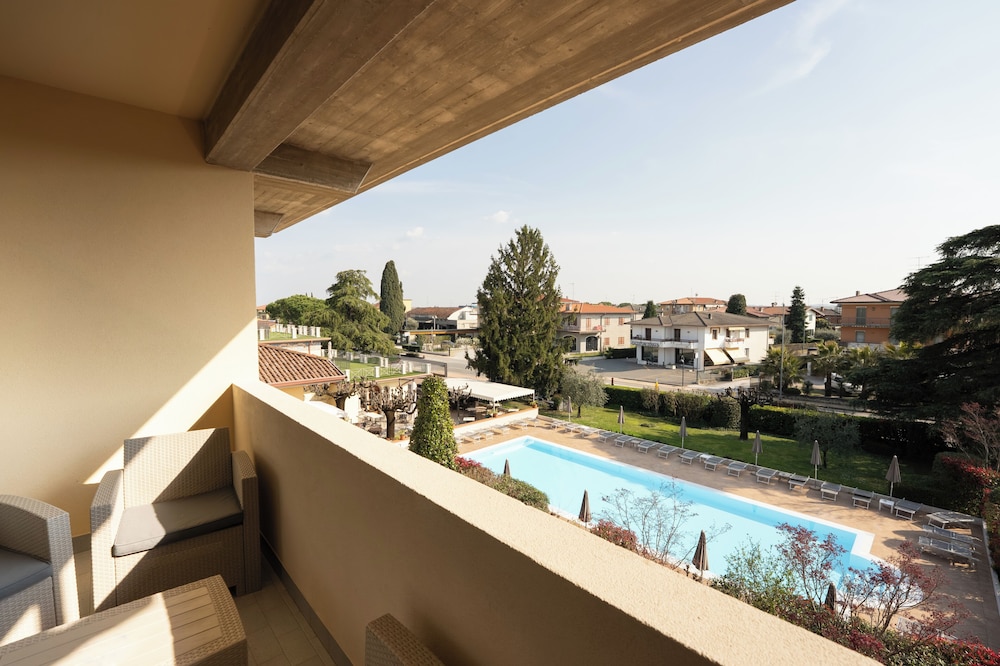 Hotel Gardenia — Swimming pool in Sirmione, Lombardy