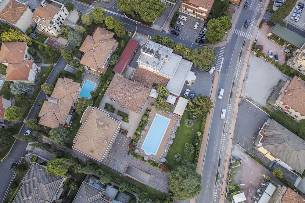 Hotel Gardenia — Swimming pool in Sirmione, Lombardy