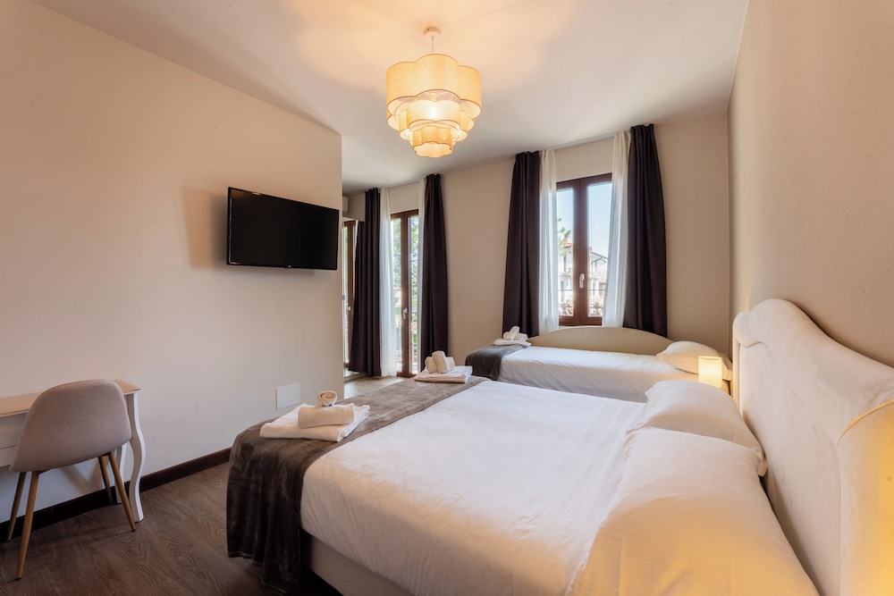 Hotel Gardenia — Hotel rooms in Sirmione, Lombardy
