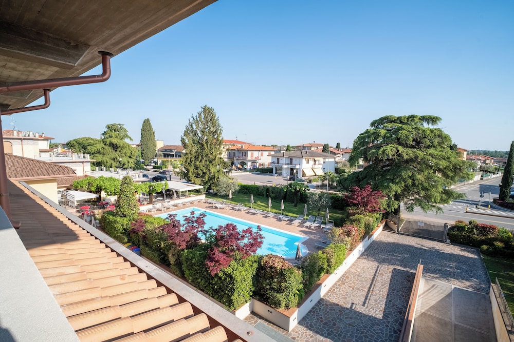 Hotel Gardenia — Swimming pool in Sirmione, Lombardy