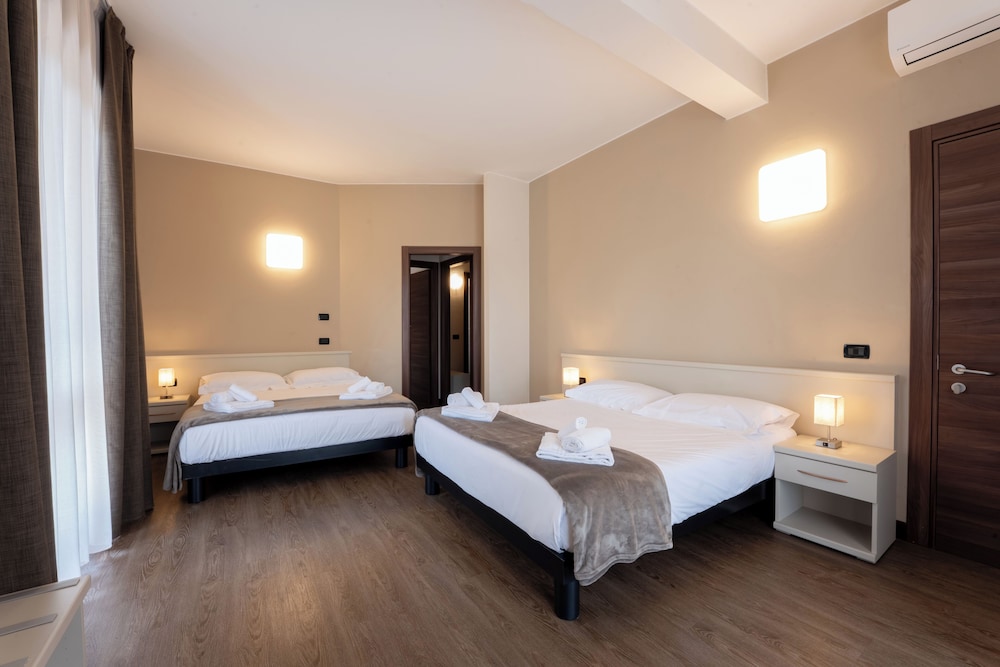 Hotel Gardenia — Hotel rooms in Sirmione, Lombardy