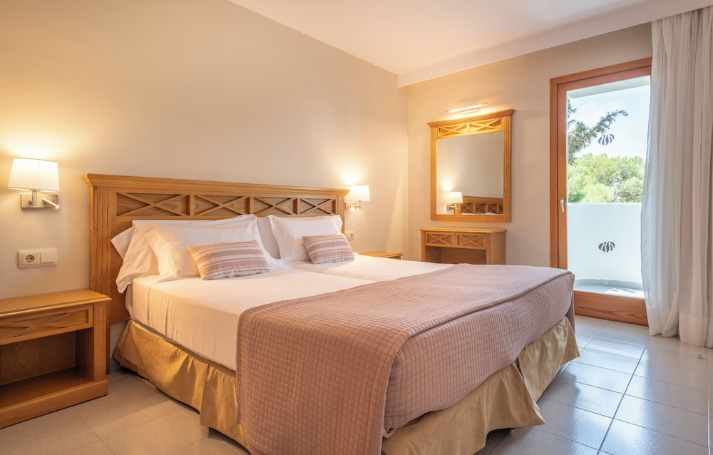 Inturotel Esmeralda Garden — Hotel rooms in Cala d´Or, Balearic Islands