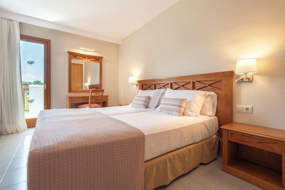 Inturotel Esmeralda Garden — Hotel rooms in Cala d´Or, Balearic Islands