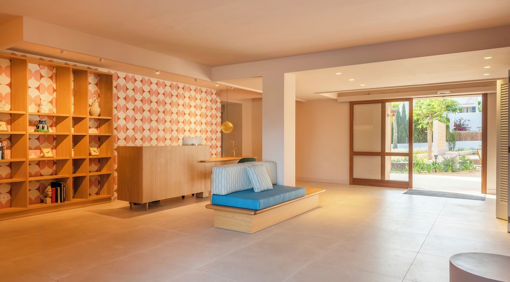 Inturotel Esmeralda Garden — Hotel building in Cala d´Or, Balearic Islands
