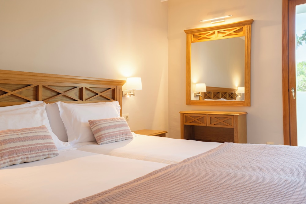 Inturotel Esmeralda Garden — Hotel rooms in Cala d´Or, Balearic Islands