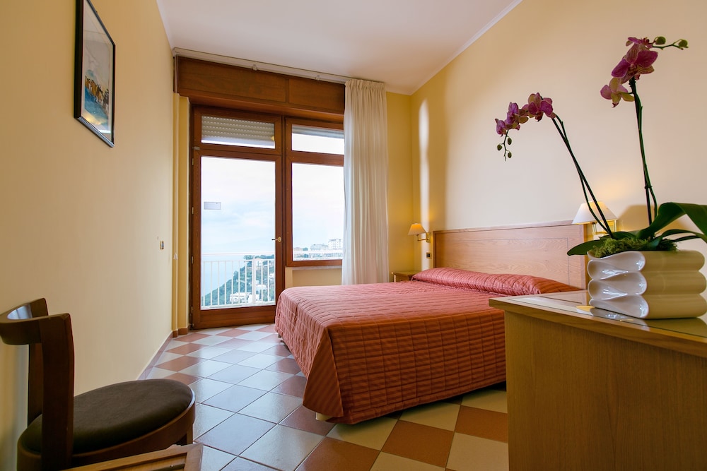 Grand Hotel Moon Valley — Hotel rooms in Vico Equense, Campania