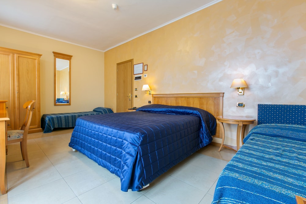Grand Hotel Moon Valley — Hotel rooms in Vico Equense, Campania