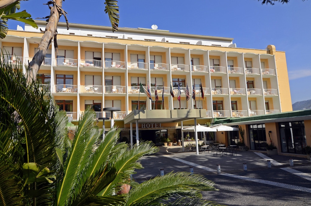 Grand Hotel Moon Valley — Hotel building in Vico Equense, Campania