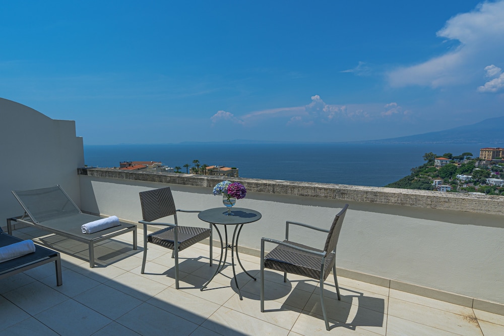 Grand Hotel Moon Valley — Hotel rooms in Vico Equense, Campania