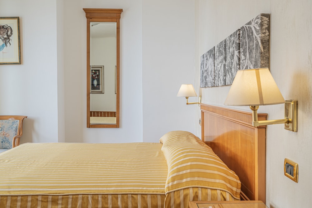 Grand Hotel Moon Valley — Hotel rooms in Vico Equense, Campania
