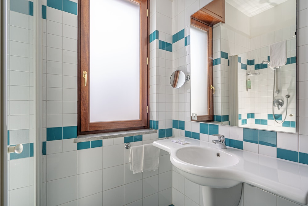Grand Hotel Moon Valley — Hotel rooms in Vico Equense, Campania