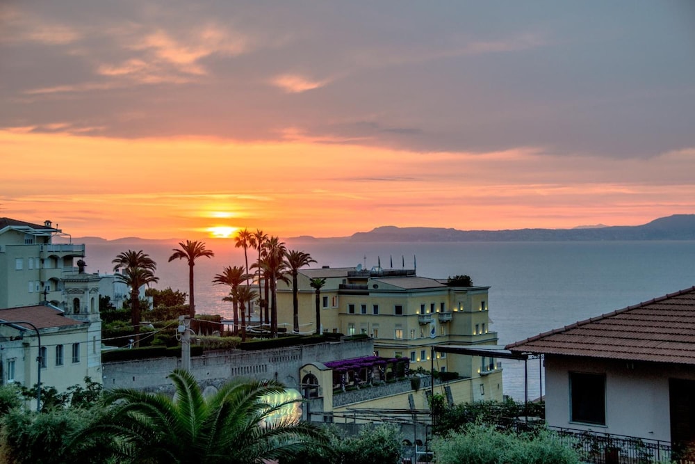 Grand Hotel Moon Valley — Hotel building in Vico Equense, Campania