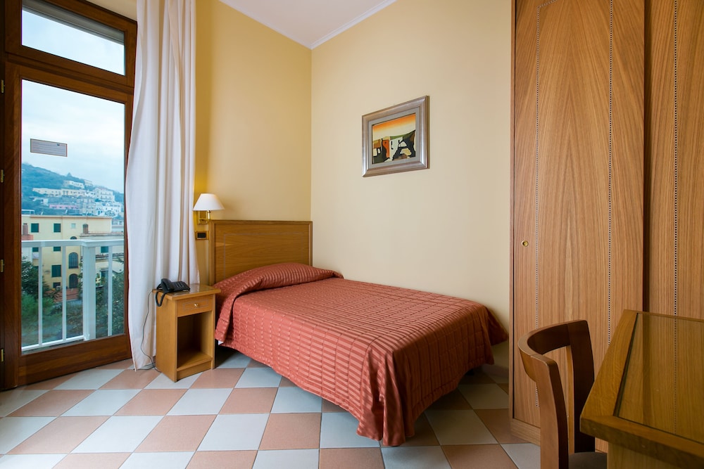 Grand Hotel Moon Valley — Hotel rooms in Vico Equense, Campania