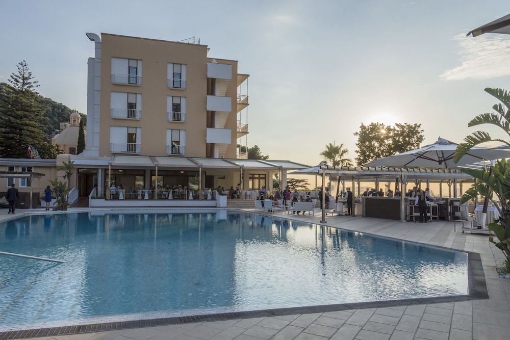 Grand Hotel Moon Valley — Swimming pool in Vico Equense, Campania