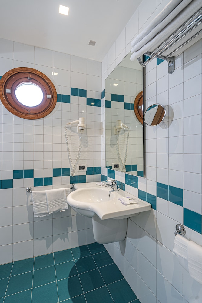 Grand Hotel Moon Valley — Hotel rooms in Vico Equense, Campania