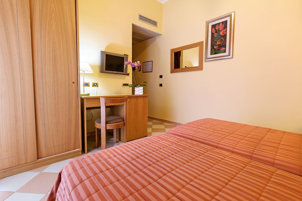 Grand Hotel Moon Valley — Hotel rooms in Vico Equense, Campania