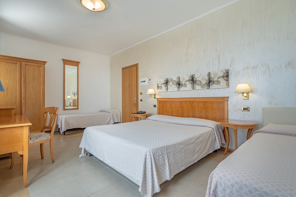 Grand Hotel Moon Valley — Hotel rooms in Vico Equense, Campania