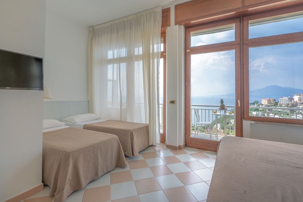 Grand Hotel Moon Valley — Hotel rooms in Vico Equense, Campania