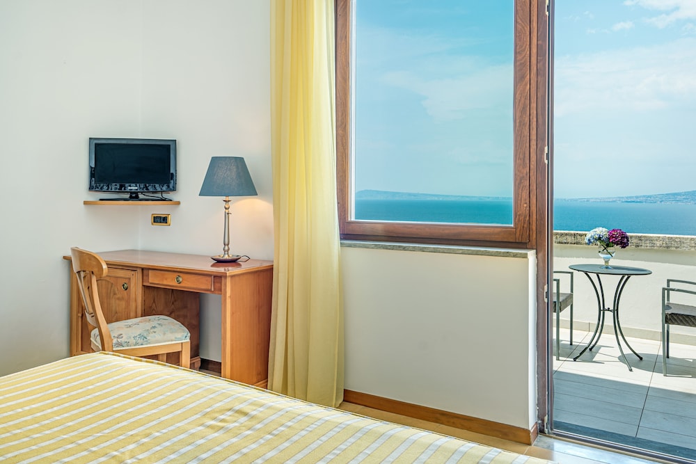 Grand Hotel Moon Valley — Hotel rooms in Vico Equense, Campania