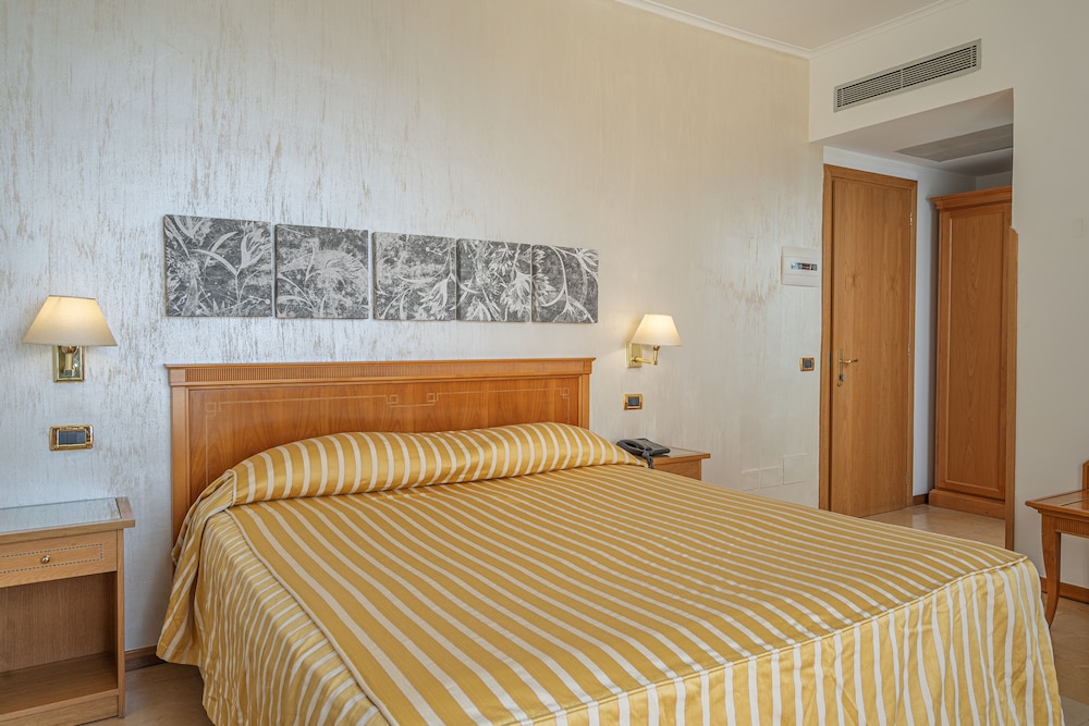 Grand Hotel Moon Valley — Hotel rooms in Vico Equense, Campania