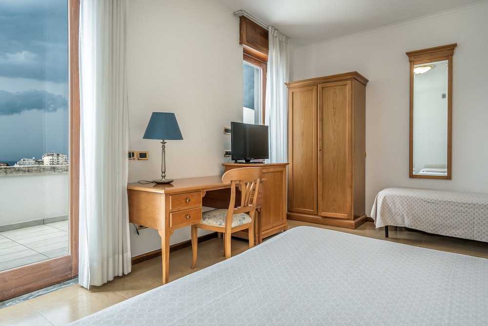 Grand Hotel Moon Valley — Hotel rooms in Vico Equense, Campania