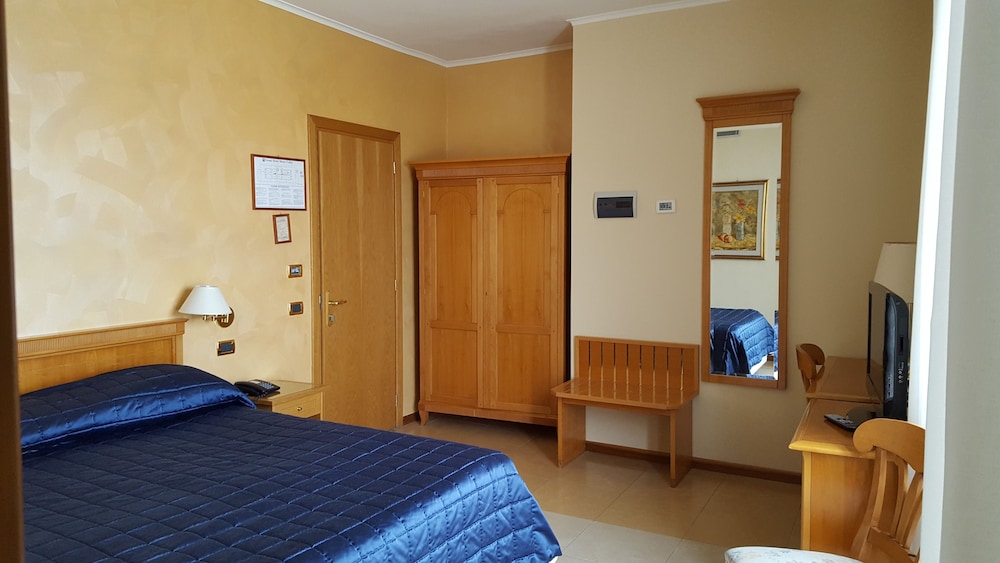 Grand Hotel Moon Valley — Hotel rooms in Vico Equense, Campania