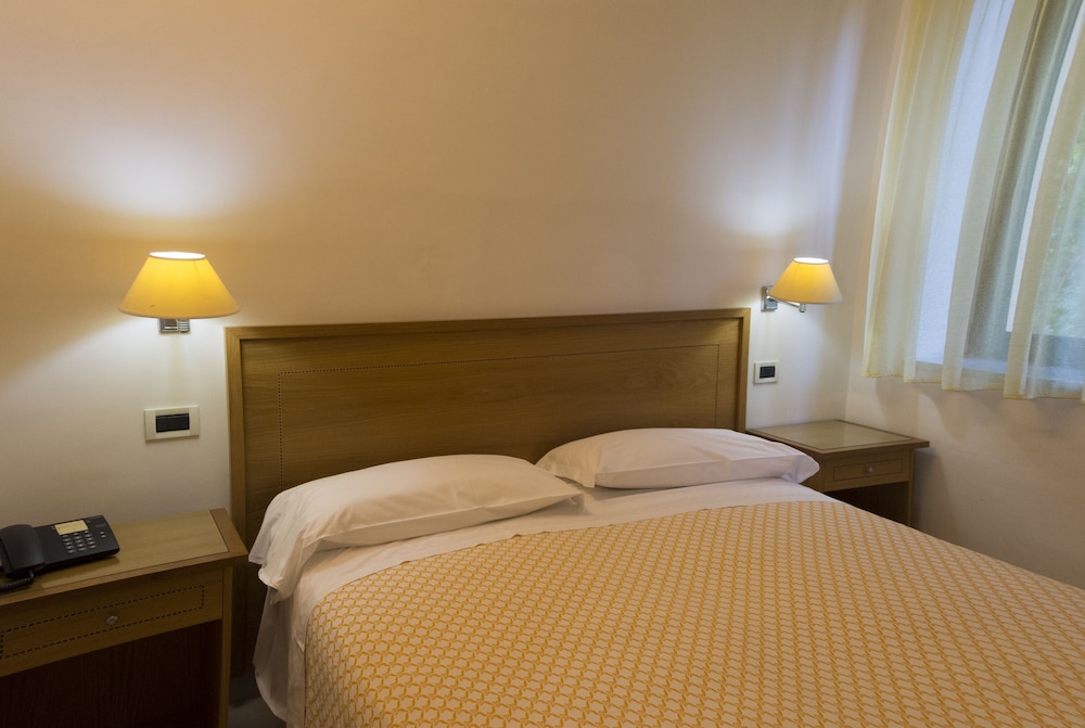 Grand Hotel Moon Valley — Hotel rooms in Vico Equense, Campania