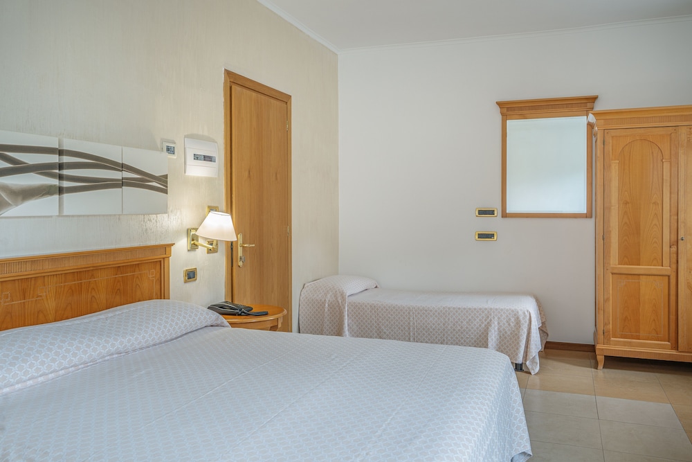 Grand Hotel Moon Valley — Hotel rooms in Vico Equense, Campania