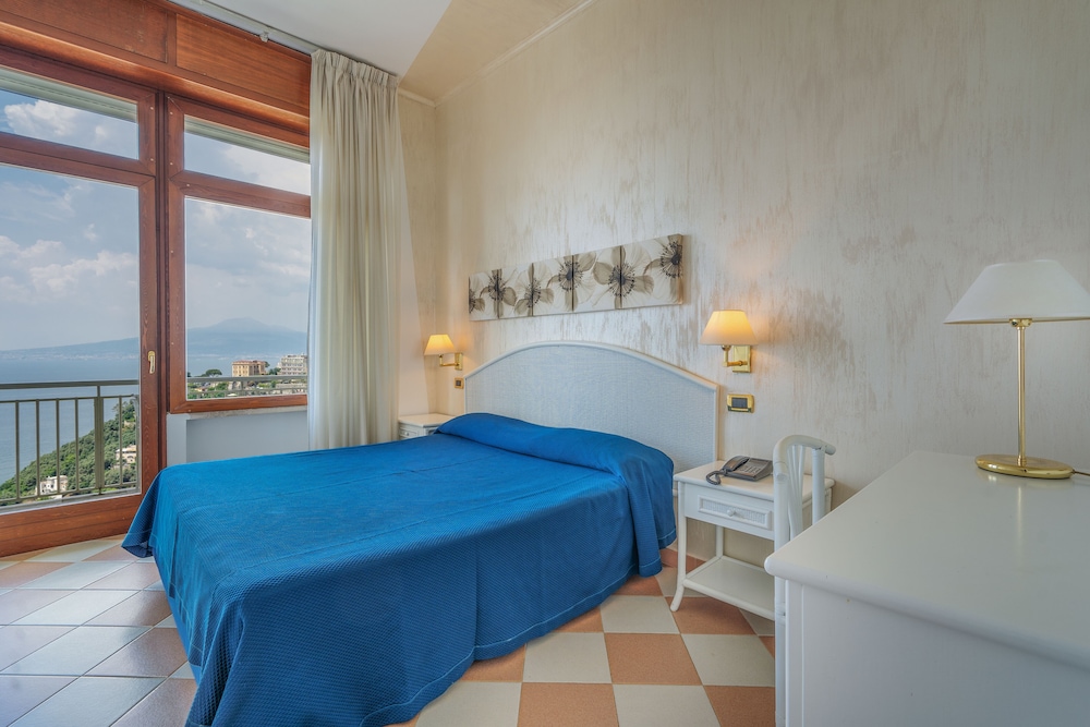 Grand Hotel Moon Valley — Hotel rooms in Vico Equense, Campania