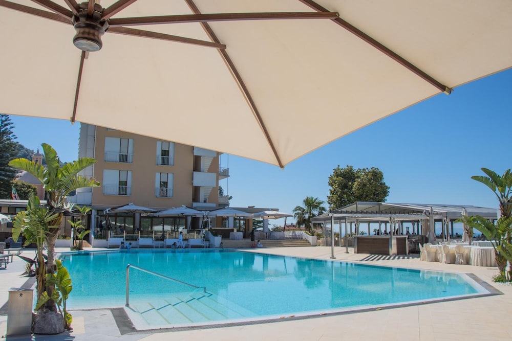 Grand Hotel Moon Valley — Swimming pool in Vico Equense, Campania