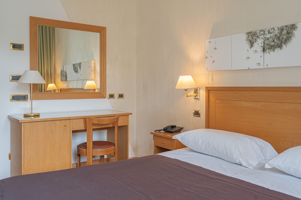 Grand Hotel Moon Valley — Hotel rooms in Vico Equense, Campania