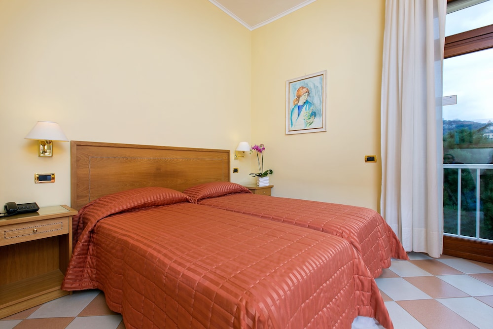 Grand Hotel Moon Valley — Hotel rooms in Vico Equense, Campania