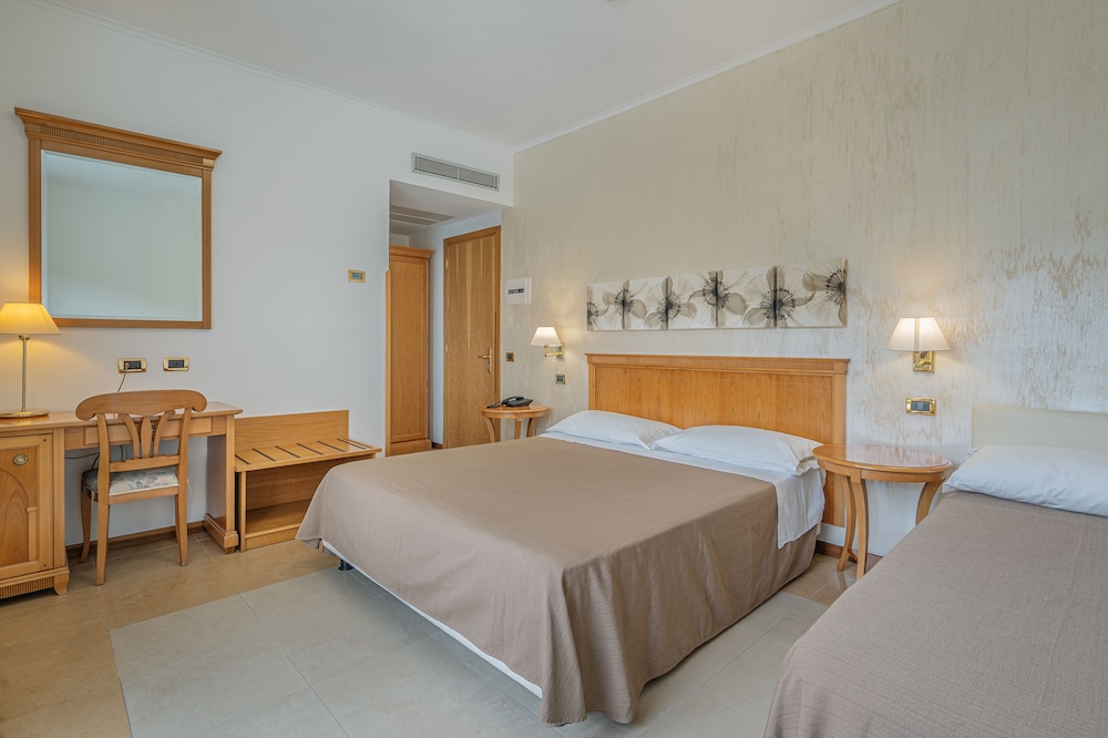 Grand Hotel Moon Valley — Hotel rooms in Vico Equense, Campania