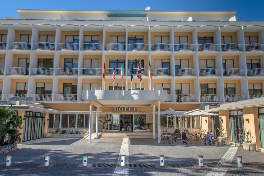 Grand Hotel Moon Valley — Hotel building in Vico Equense, Campania