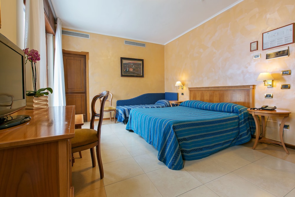 Grand Hotel Moon Valley — Hotel rooms in Vico Equense, Campania