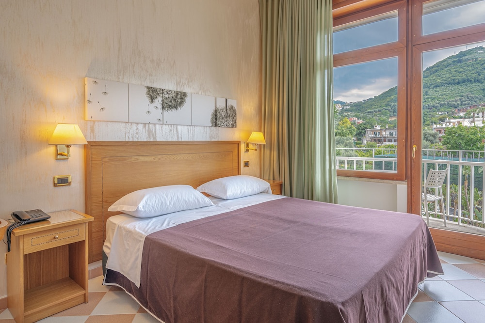 Grand Hotel Moon Valley — Hotel rooms in Vico Equense, Campania