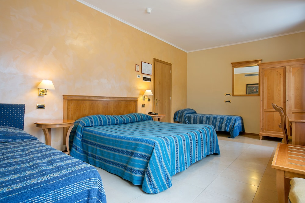 Grand Hotel Moon Valley — Hotel rooms in Vico Equense, Campania
