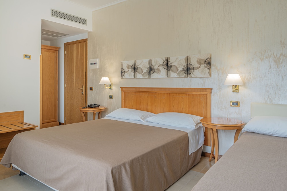 Grand Hotel Moon Valley — Hotel rooms in Vico Equense, Campania