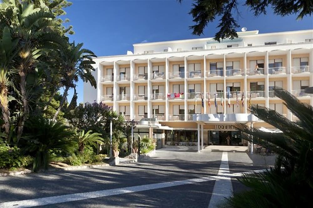 Grand Hotel Moon Valley — Hotel building in Vico Equense, Campania