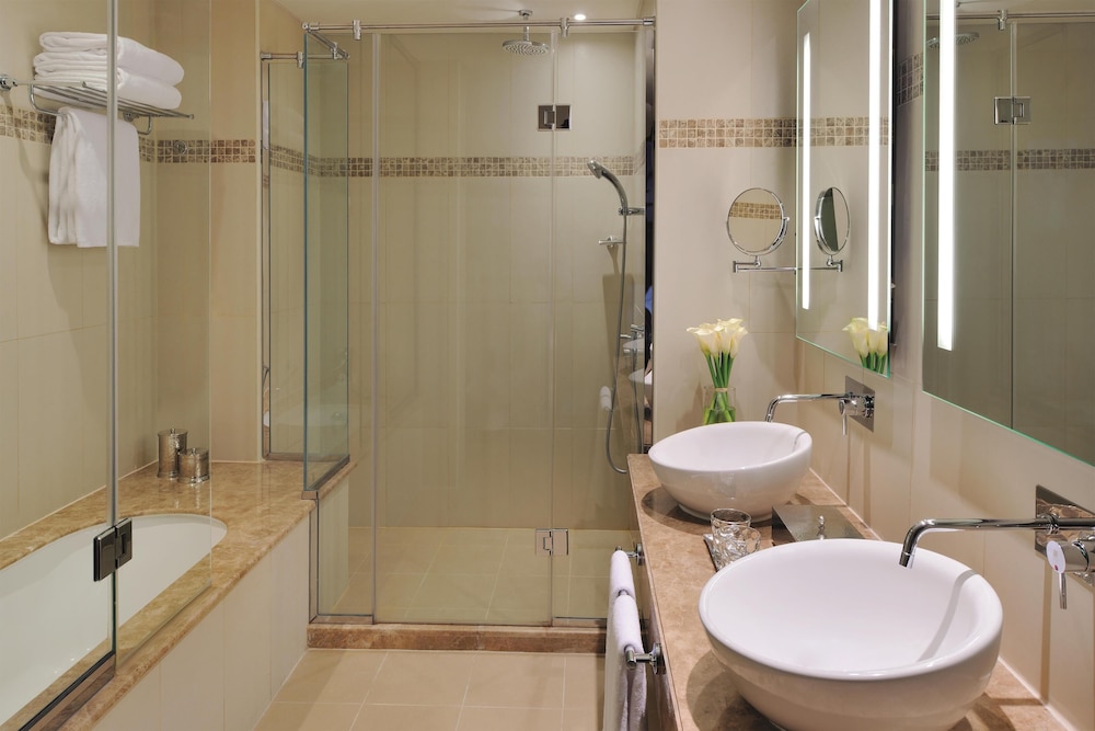 Avani Deira Dubai Hotel — Hotel rooms in Dubai