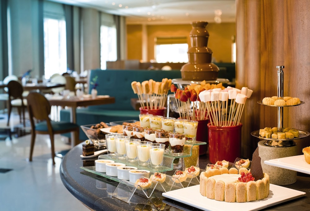 Avani Deira Dubai Hotel — Restaurant & bars in Dubai