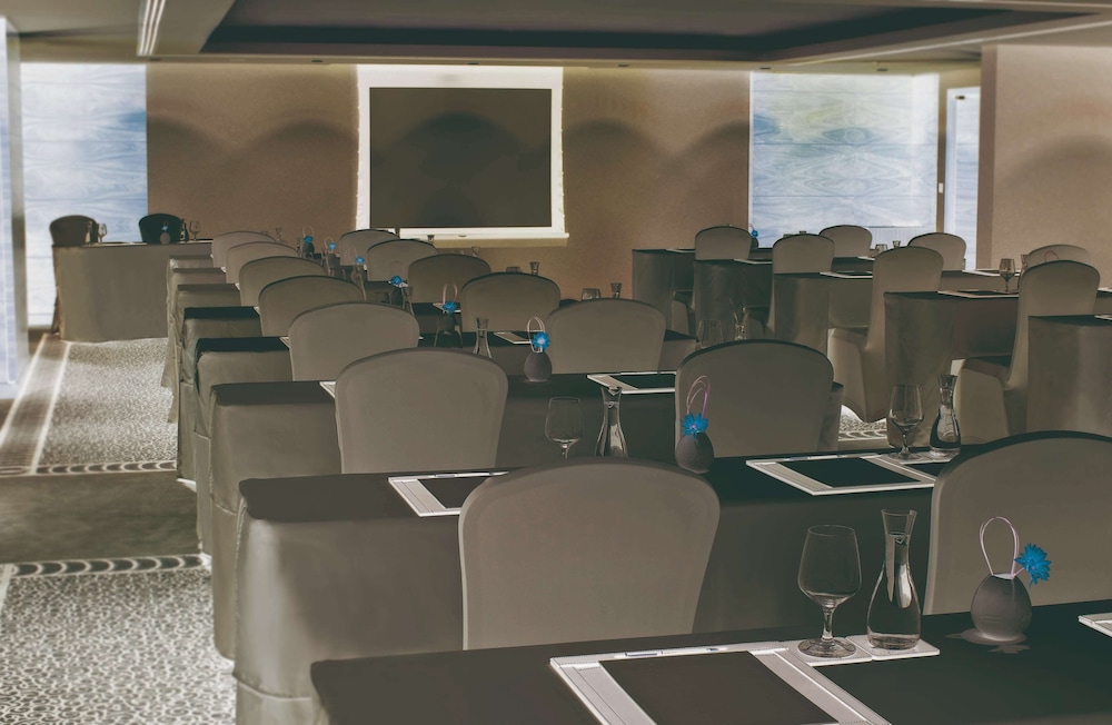 Avani Deira Dubai Hotel — Hotel building in Dubai
