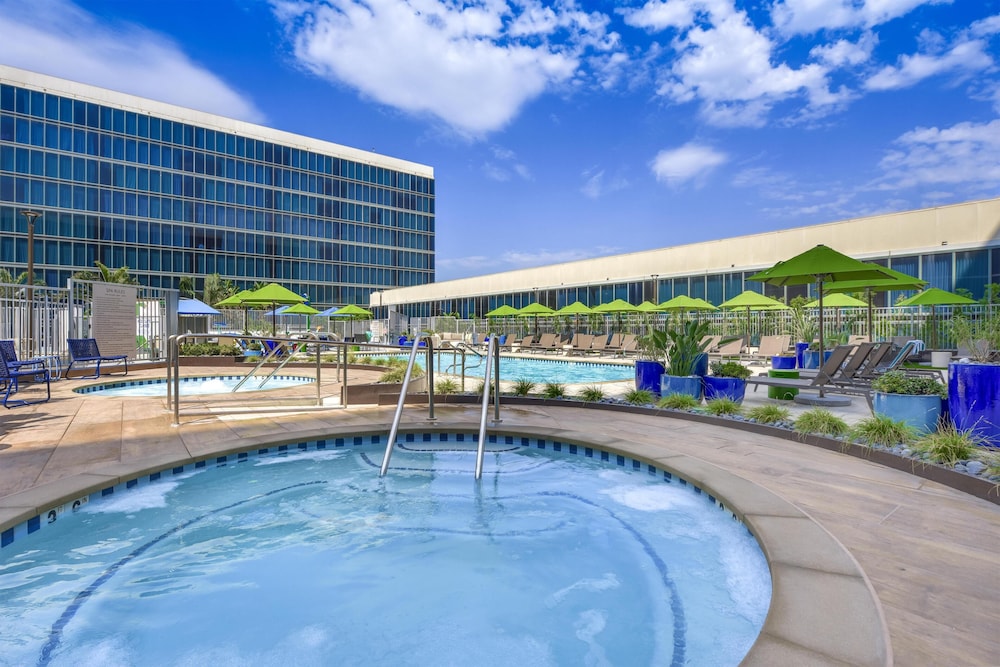 Hilton Anaheim — Swimming pool in Anaheim, California