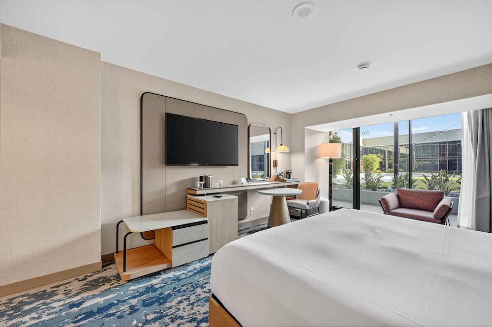Hilton Anaheim — Hotel rooms in Anaheim, California