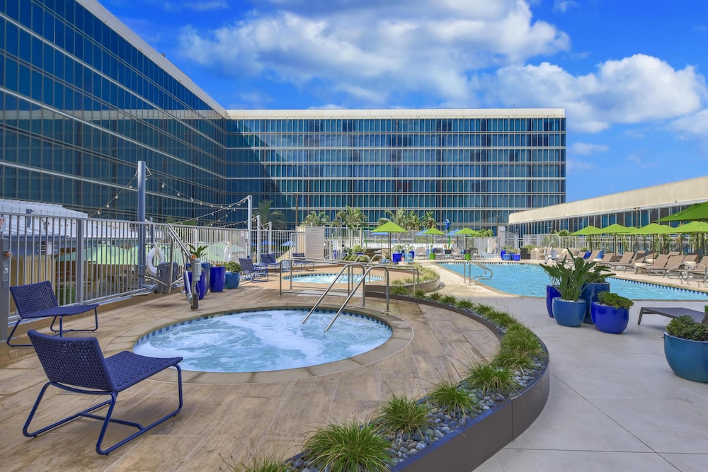 Hilton Anaheim — Swimming pool in Anaheim, California