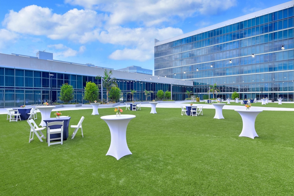 Hilton Anaheim — Hotel building in Anaheim, California