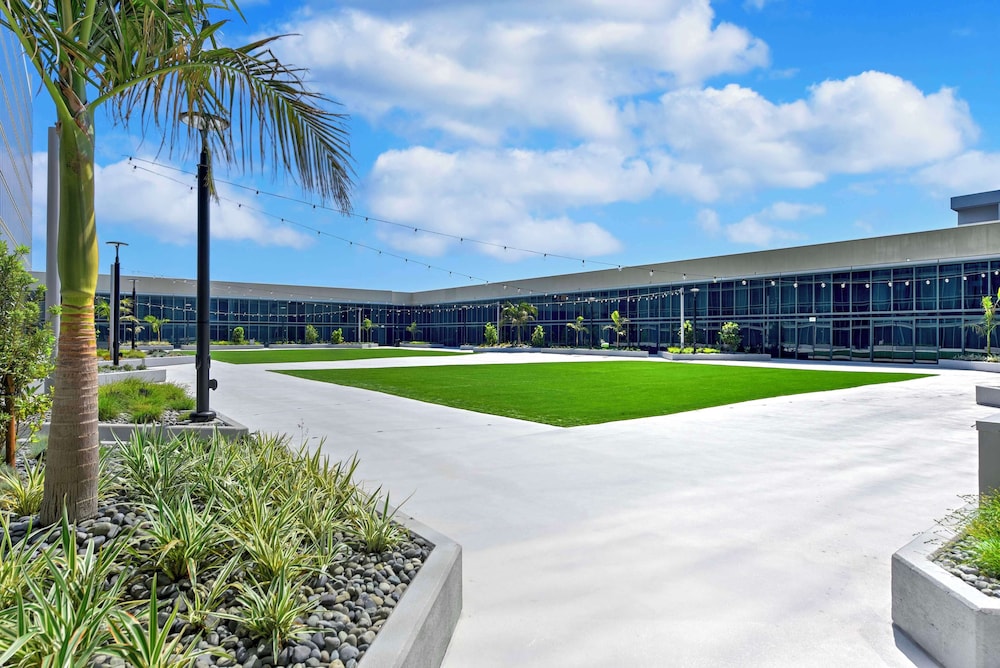 Hilton Anaheim — Hotel building in Anaheim, California