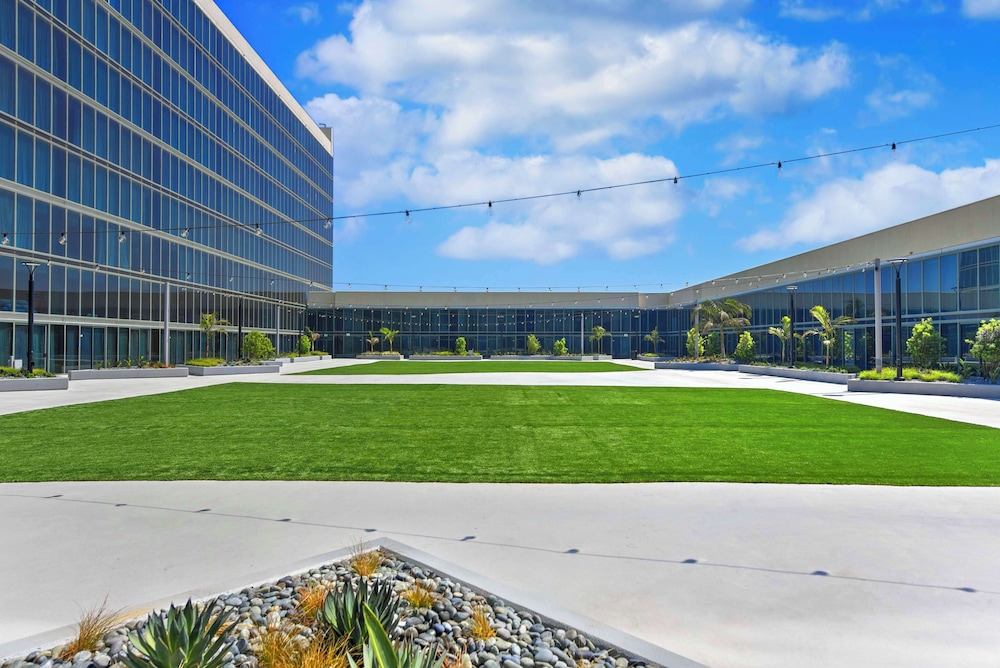 Hilton Anaheim — Hotel building in Anaheim, California