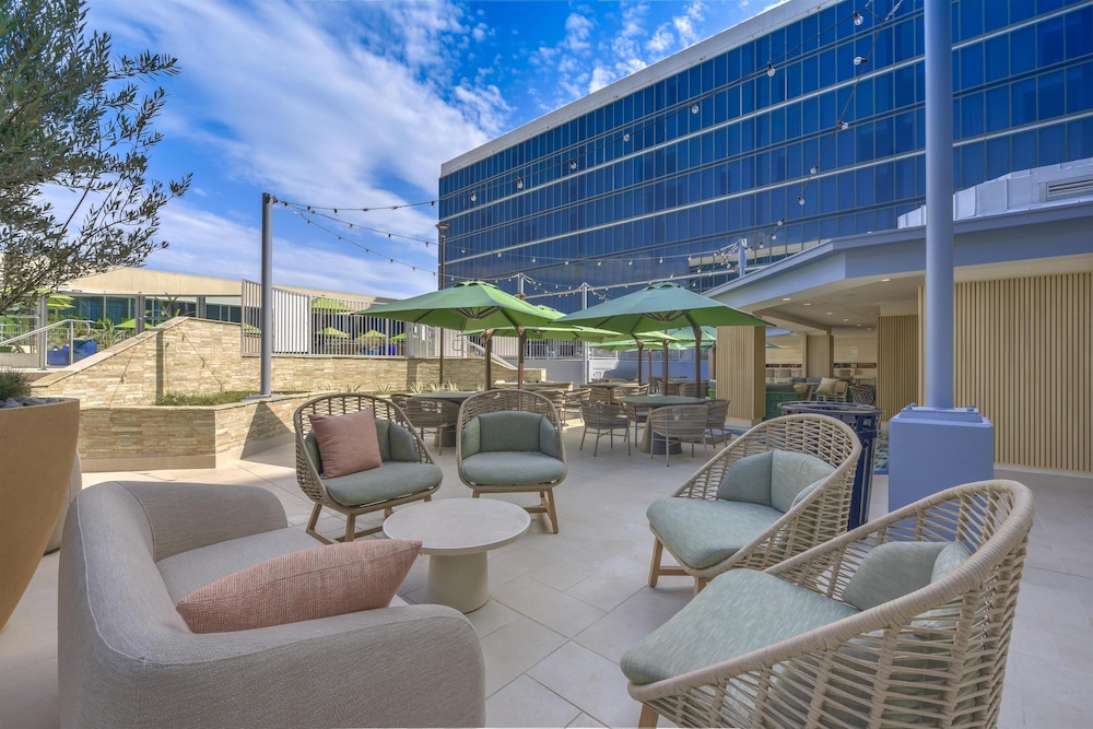 Hilton Anaheim — Restaurant & bars in Anaheim, California